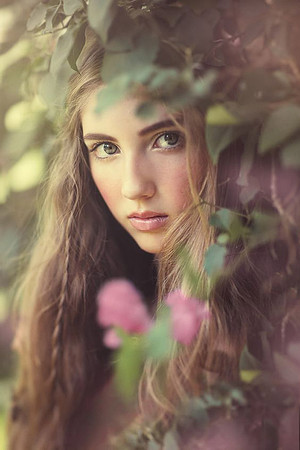 beautiful-women-with-flowers-13