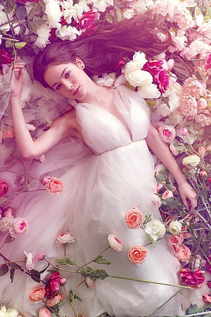 beautiful-women-with-flowers-11