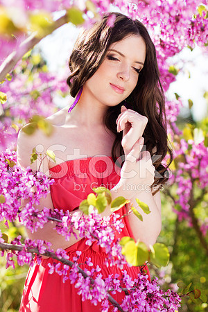 37099356-pretty-girl-in-spring-park-with-pink-flowers